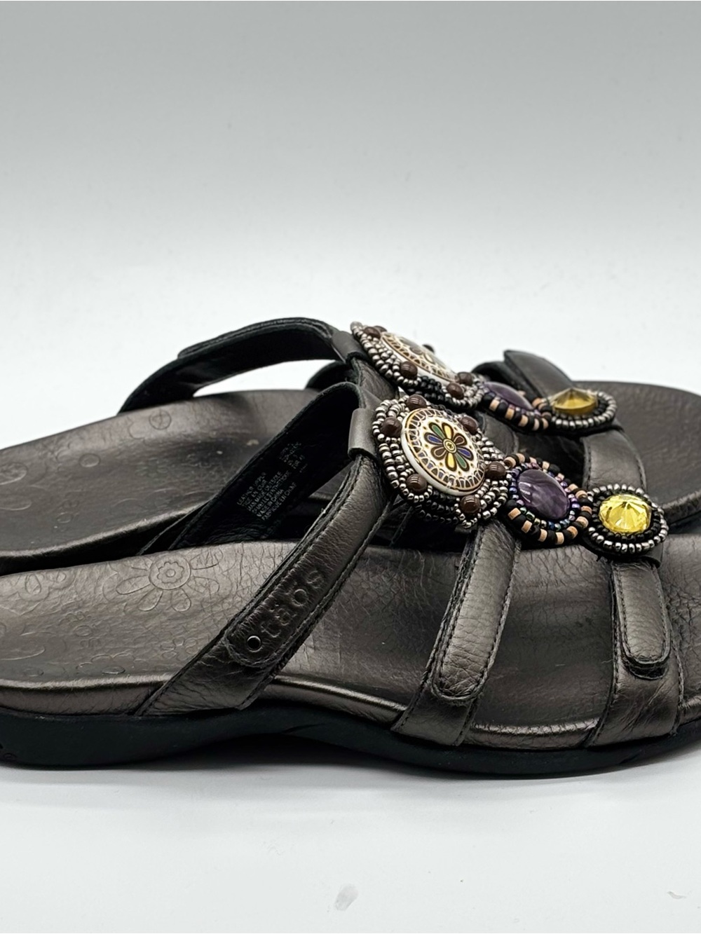 Taos Prize Women’s Size 9 Leather Sandal Pewter Silver Medallion Jewel Boho - Picture 3 of 8